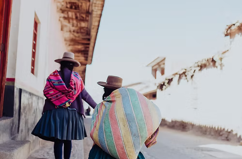 琥珀色の微睡み、アンデスの呼吸：南米におけるパロサントという生活様式