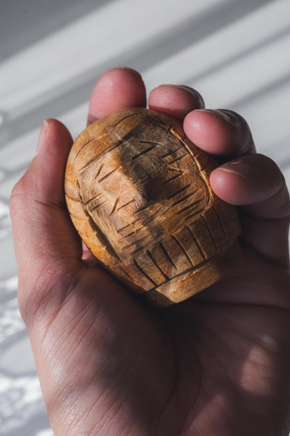 聖なる達磨　パロサント木彫りのダルマ