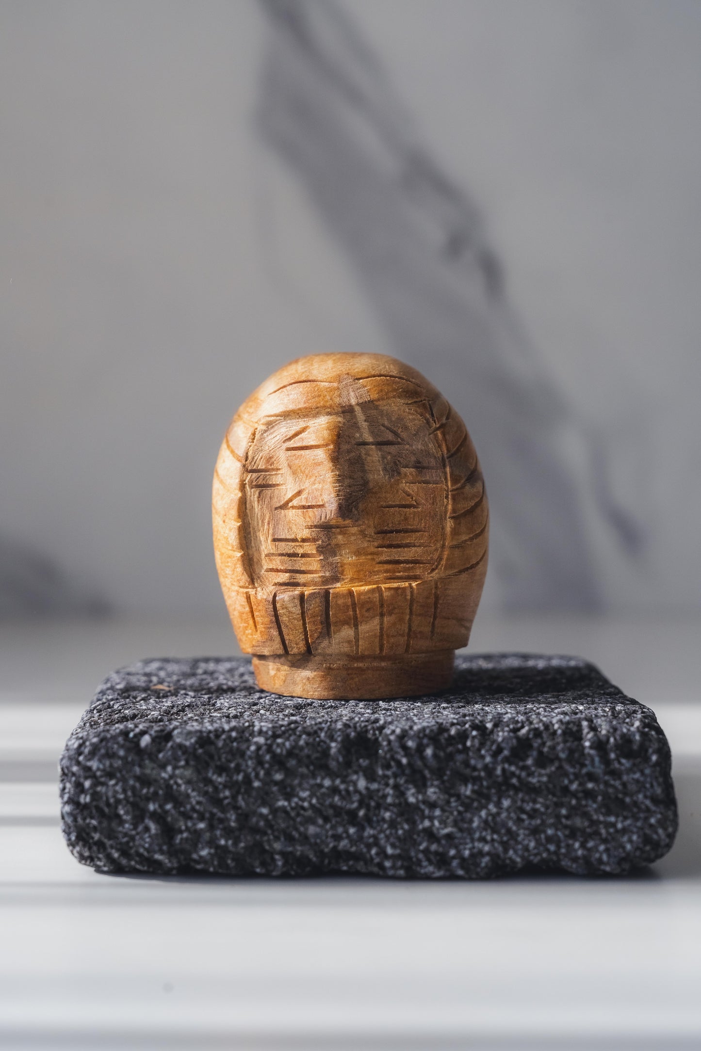 聖なる達磨　パロサント木彫りのダルマ