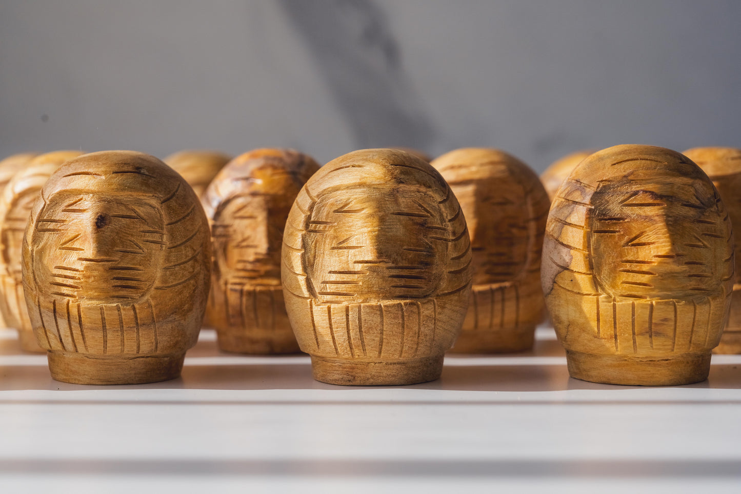 聖なる達磨　パロサント木彫りのダルマ