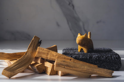 パロサンキャット　パロサント木彫りの猫